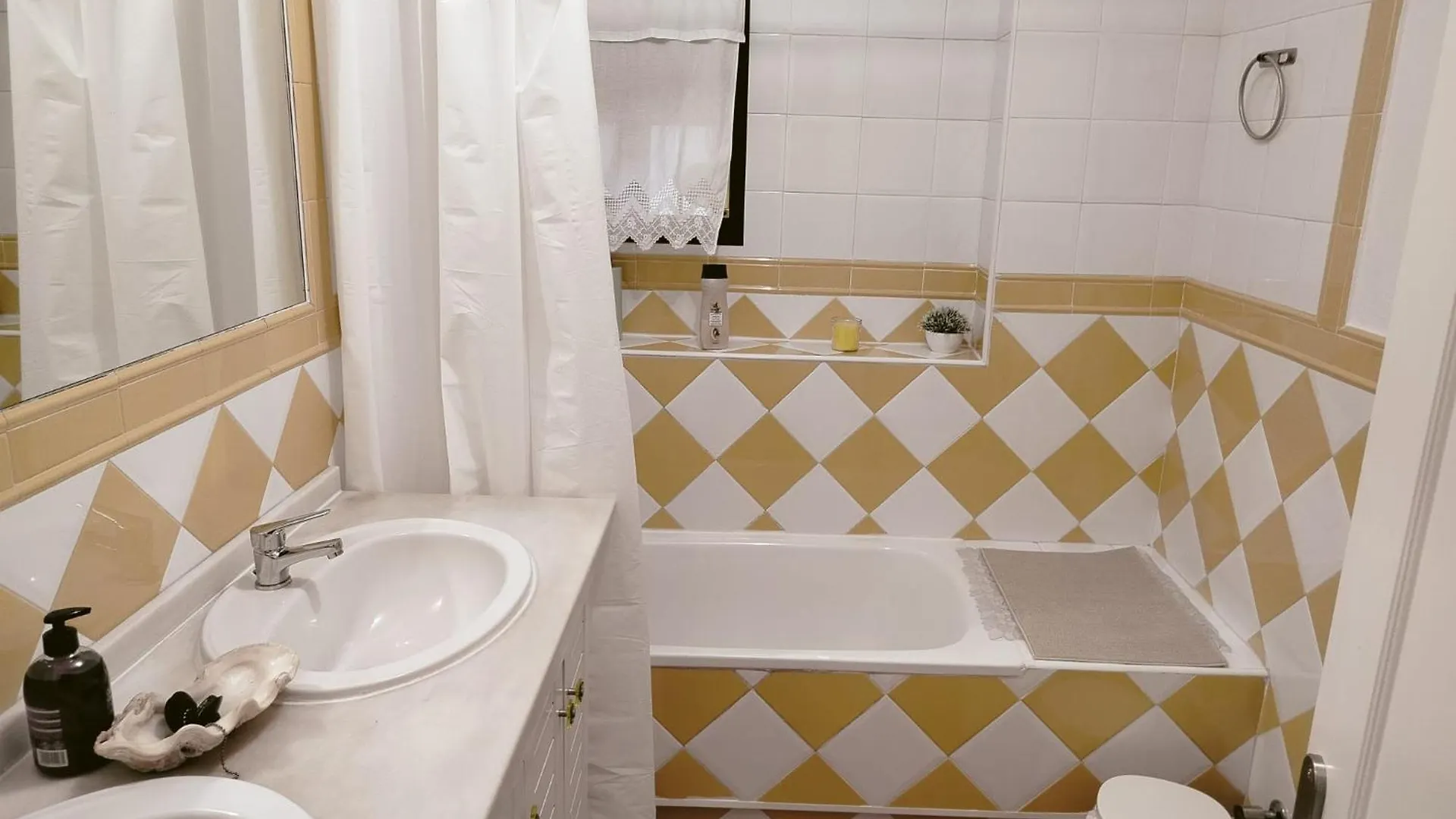 Fantastico Apartamento Con Piscina Comunitaria Junto Al Mar En Málaga